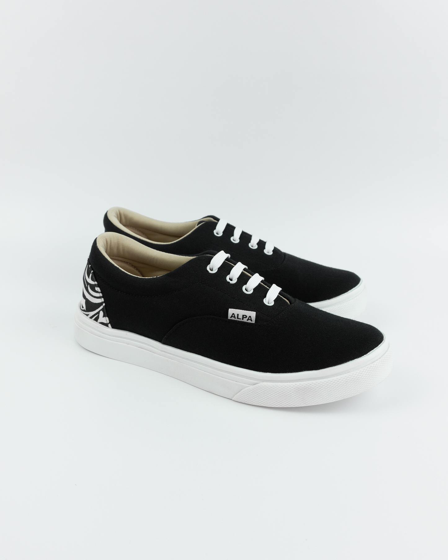 Pasadores | Total black + flores negras talón