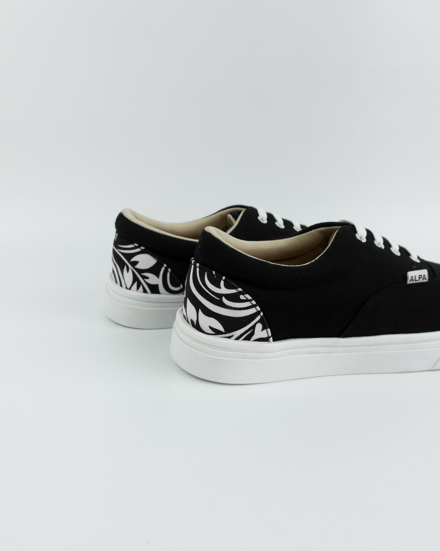 Pasadores | Total black + flores negras talón